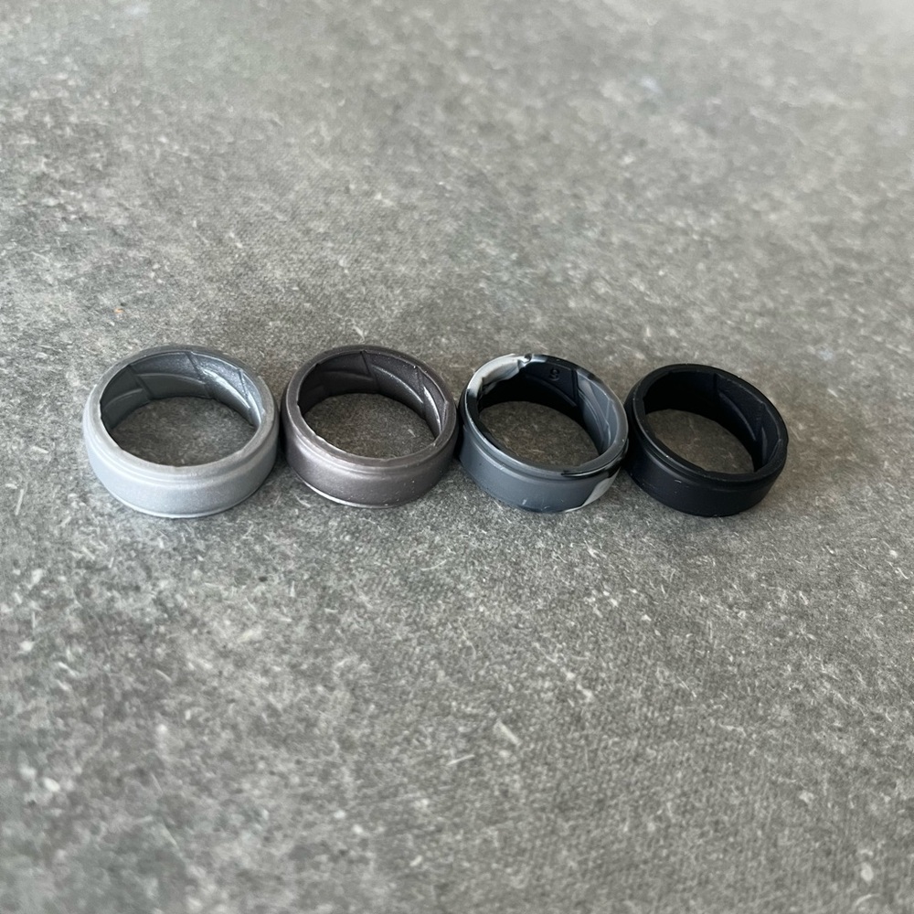 Four men’s size 9 silicone wedding bands
